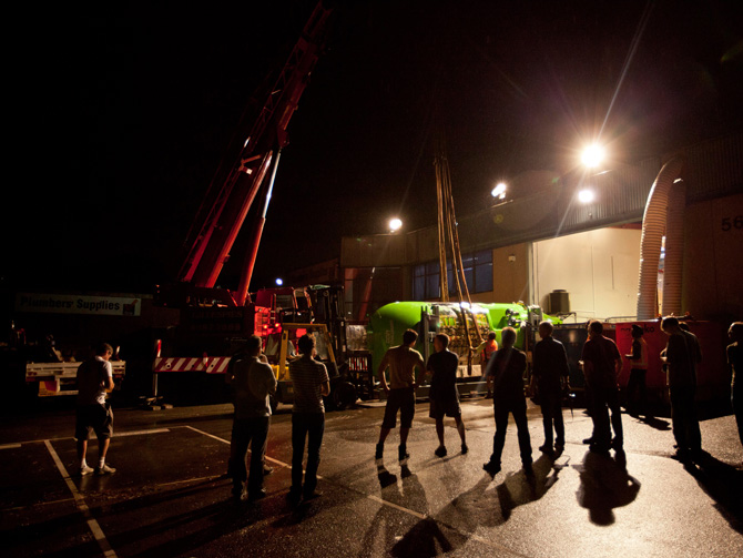卡梅隆的工程师与技术人员团队在雪梨一座毫无特征的仓库内秘密打造了这艘潜艇。 2012年1月底，他们趁着黑夜搬出潜艇，用起重机把它吊上一辆卡车，准备运到探险队的母