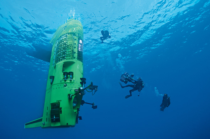 潜水员奋力操控3D摄影机，记录在巴布亚纽几内亚外海新不列颠海沟进行的试潜。整艘潜水艇上都装满了照明设备、摄影机和科学仪器。
