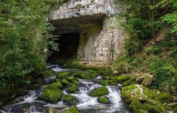 法国8名洞穴专家被困阿尔卑斯山脉一个洞穴