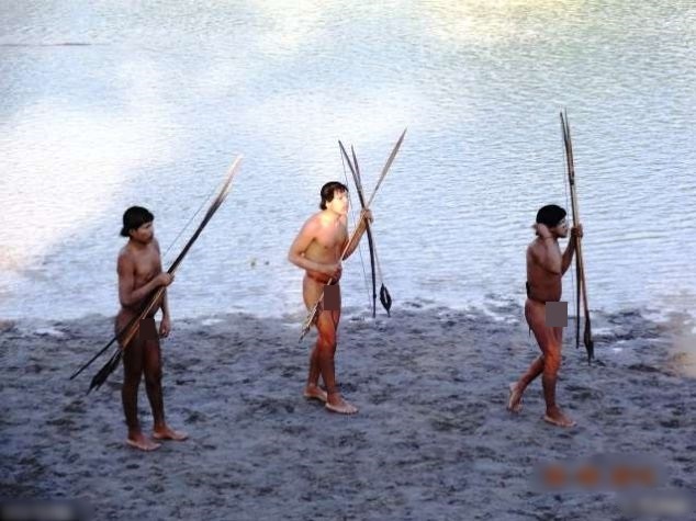 秘鲁土著手持弓箭