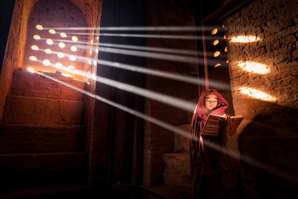 摄影师马赛罗·卡斯特罗凭借这张缅甸僧侣读书的照片，获得了本届大赛的优秀奖。