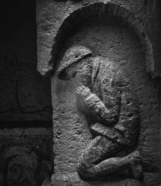 100年前，一位不知名的艺术家在地下礼拜堂里刻下这幅法国士兵祈祷图。在西方战线底下的荒废通道里，处处可见艺术。