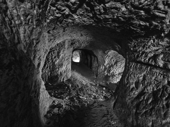 壕沟战的僵局迫使双方开始挖掘地道，深入敌营下方安装炸药​​。在瓦兹谷，德军工程师就在法国前线底下挖凿了这片秘密地道网络。 1915年1月