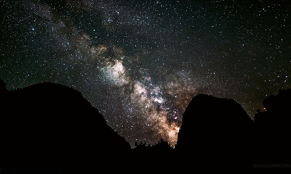 摄影师横跨8个月拍摄一组展现美国中西部千变万化的壮美夜空