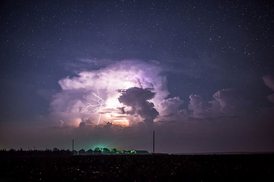 摄影师横跨8个月拍摄一组展现美国中西部千变万化的壮美夜空