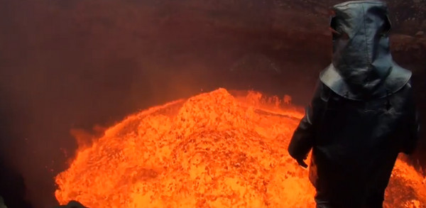 美国男子潜入世界上最危险的马鲁姆火山底层