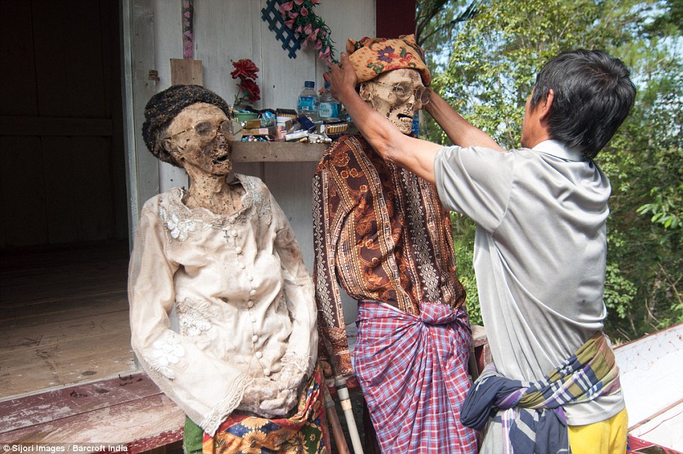 印尼苏拉威西岛特殊习俗“MaiNene” 部落族人每年会将亲人遗体从地下挖出来