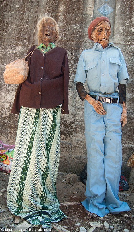 印尼苏拉威西岛特殊习俗“MaiNene” 部落族人每年会将亲人遗体从地下挖出来
