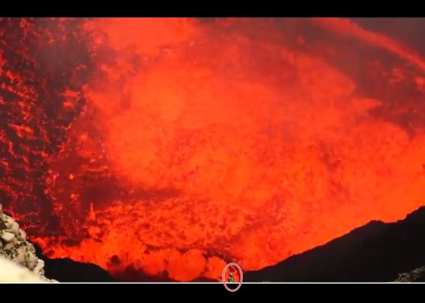 面对这样壮观的火山口，人类显得很渺小。