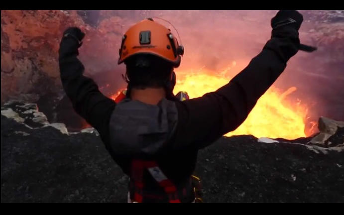 科斯曼到达火山底时不禁举高双手欢呼。
