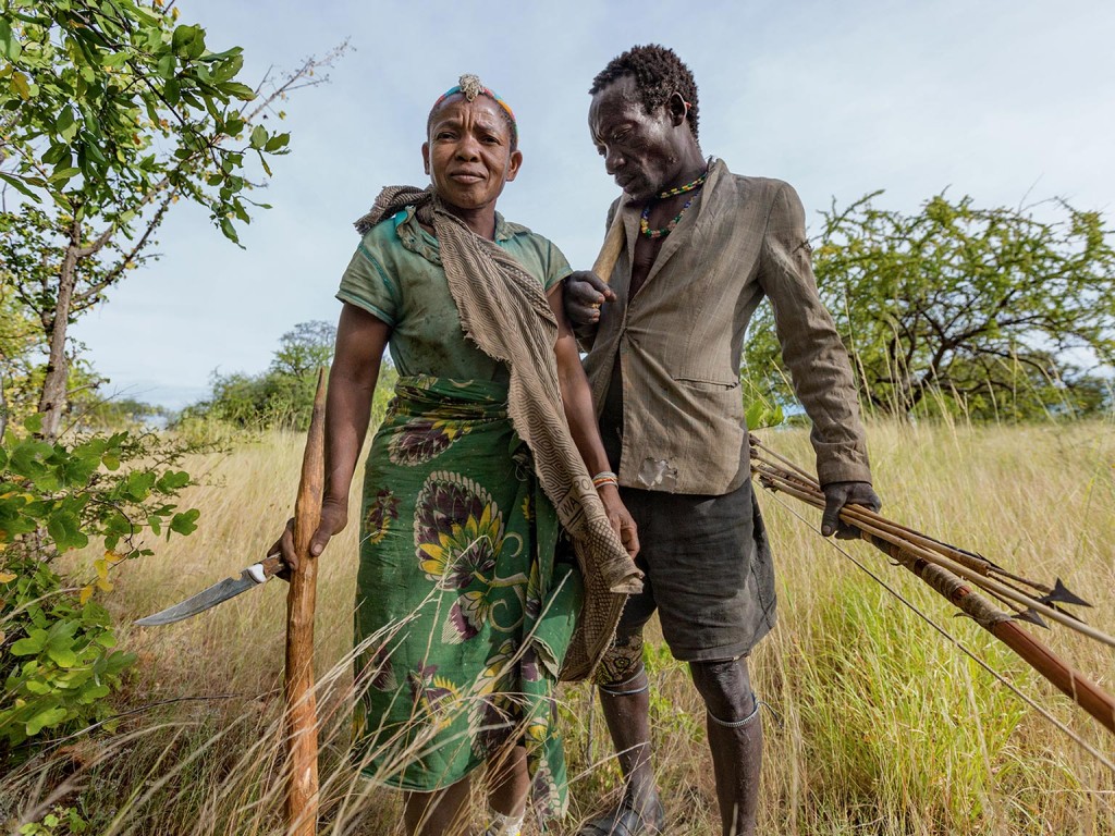 坦尚尼亚的哈扎人是世上仅存的完全狩猎採集族群。他们依靠找到的食物维生，包括猎物、蜂蜜，以及块茎、浆果和猴麵包果等植物。