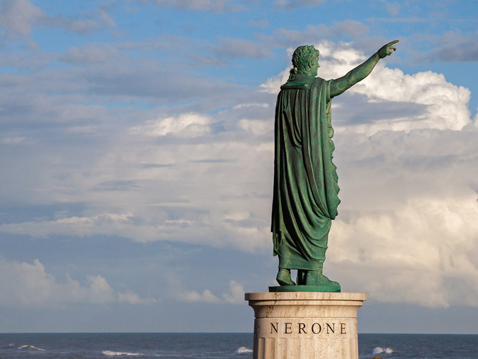 一尊尼禄雕像立在他的故乡──意大利的安济奥