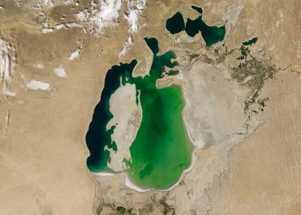 NASA近日公开咸海的卫星图像