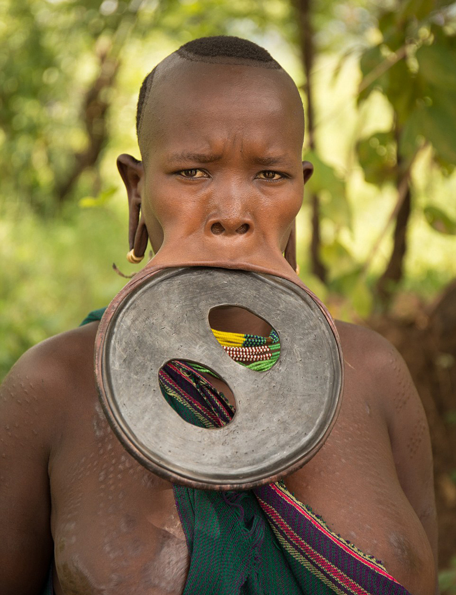 唇盘传统可追溯到1896年，这是埃塞俄比亚Surma部落女子吸引丈夫的一种方式。