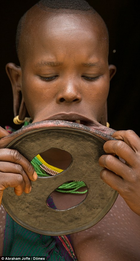 埃塞俄比亚南部偏远山区中发现“世界最大唇的女人”