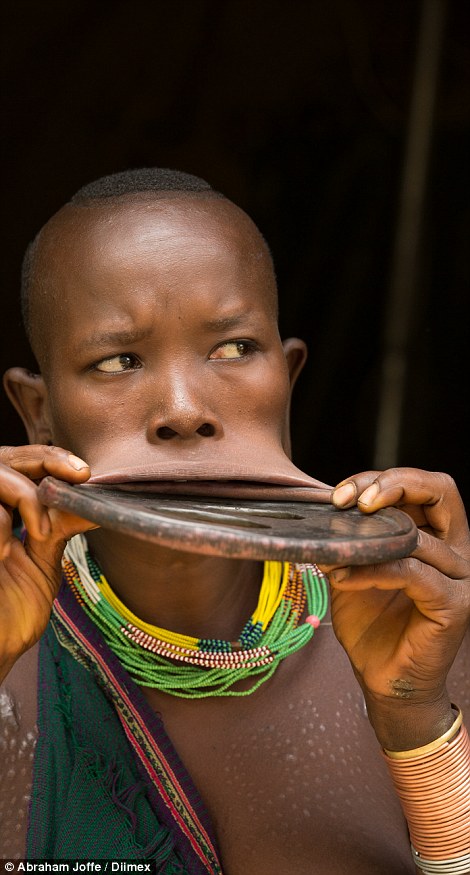 埃塞俄比亚南部偏远山区中发现“世界最大唇的女人”