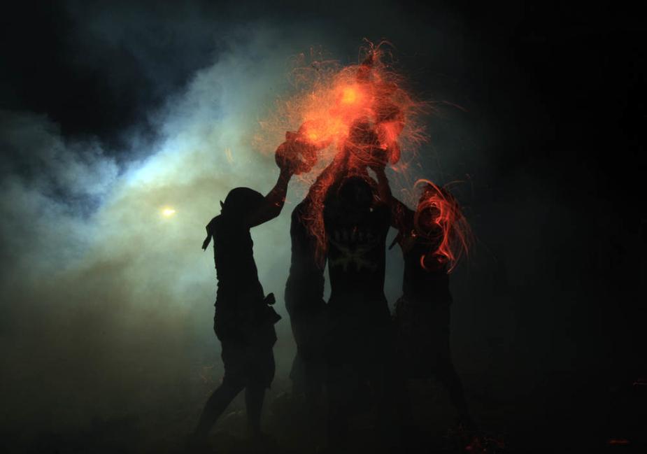 印尼巴厘岛举行“Mesabatan Api”净化仪式 彼此投掷燃烧的椰子壳