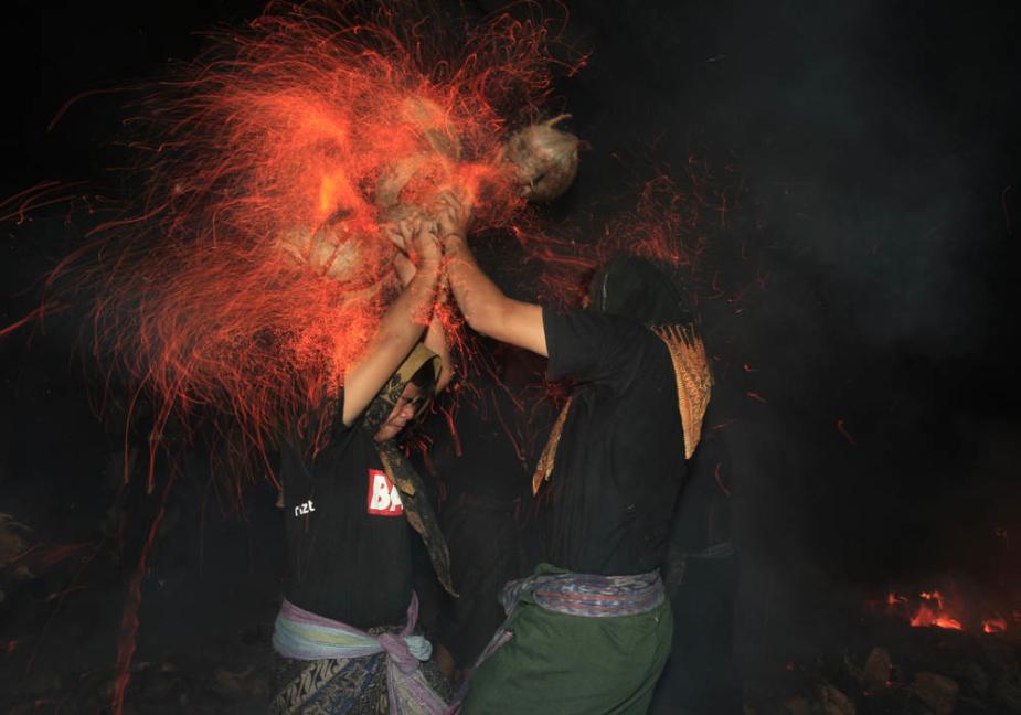 印尼巴厘岛举行“Mesabatan Api”净化仪式 彼此投掷燃烧的椰子壳