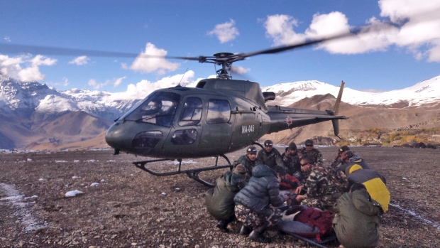 尼泊尔士兵将伤者送上直升机