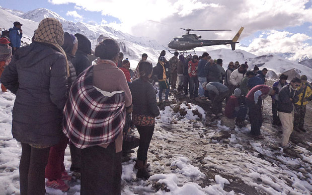 直升机到山上进行救援工作