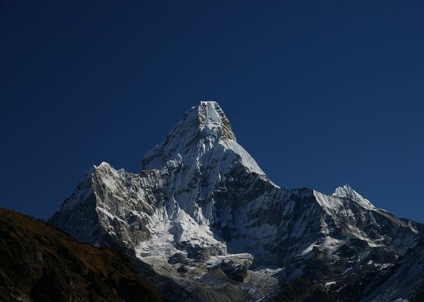 一名德国登山客从阿玛达布拉姆峰(图)落山时堕下死亡