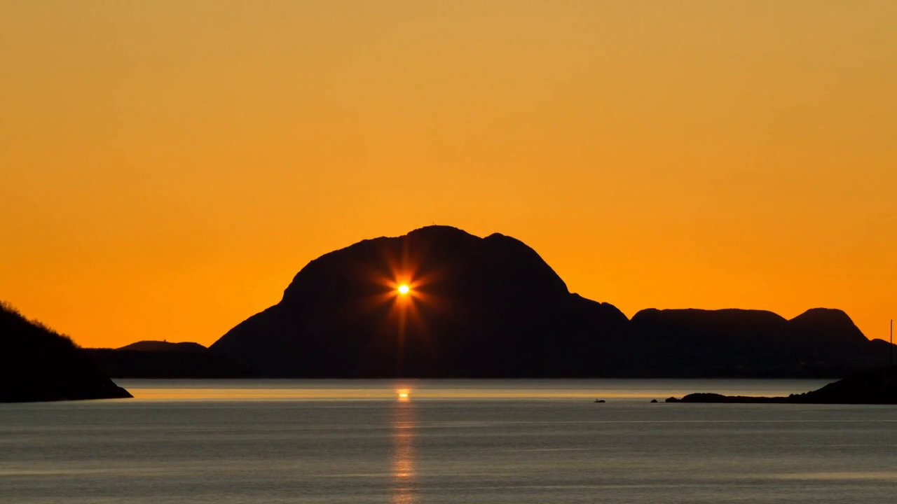 等候3年只为1秒亮光：挪威摄影师拍太阳穿透托格哈特山天然隧道