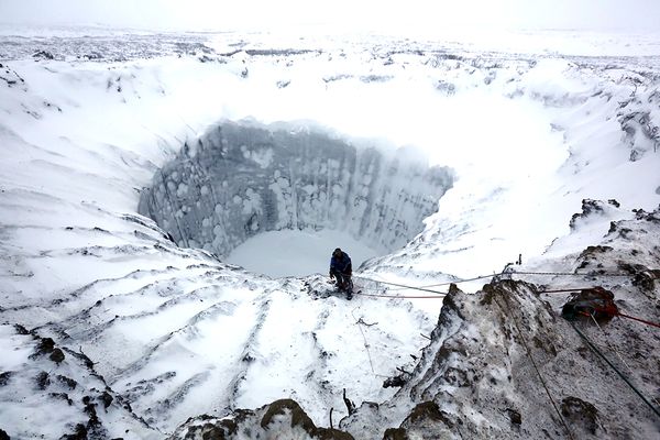 俄罗斯探险队深入西伯利亚的一个神秘坑洞，并于上周发表了令人叹为观止的照片