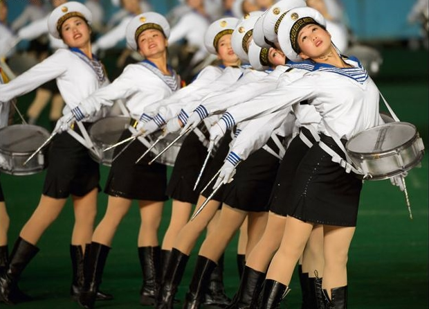 朝鲜女兵参与《阿里郎》大型歌舞表演。
