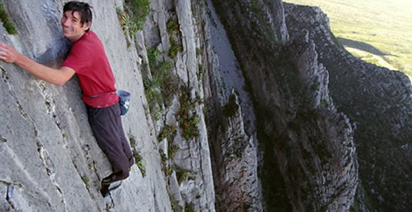 美国冒险家参加“光明之路攀爬”挑战赛 在没有安全绳的情况下徒手攀上762米高悬崖