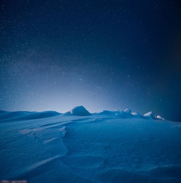 白茫茫的雪景，与夜空融为一体。