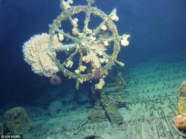 潜水员在夏威夷海底609米深处发现保存完好的“迪肯森号”，船体仍保持直立状态，桅杆主体和方向盘仍保留原位。