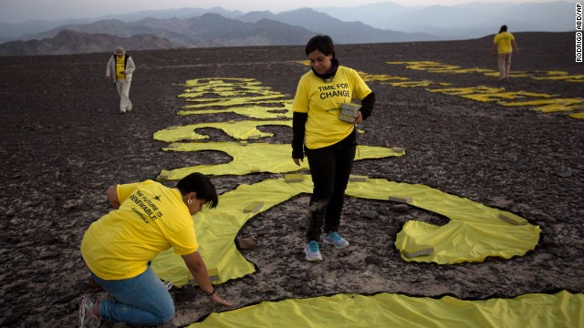 绿色和平组织在世界文化遗产“纳兹卡线”（Nazca Lines）铺设标语惹非议