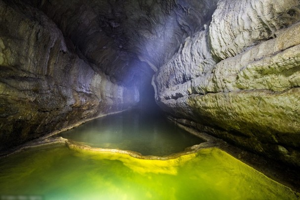 洞穴的地下隧道五彩斑斓