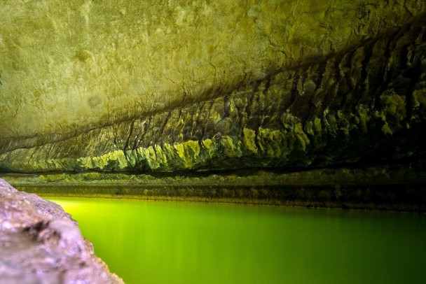 洞穴是天然形成，非常美丽。
