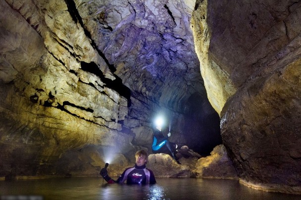洞穴有互相连接的地下隧道