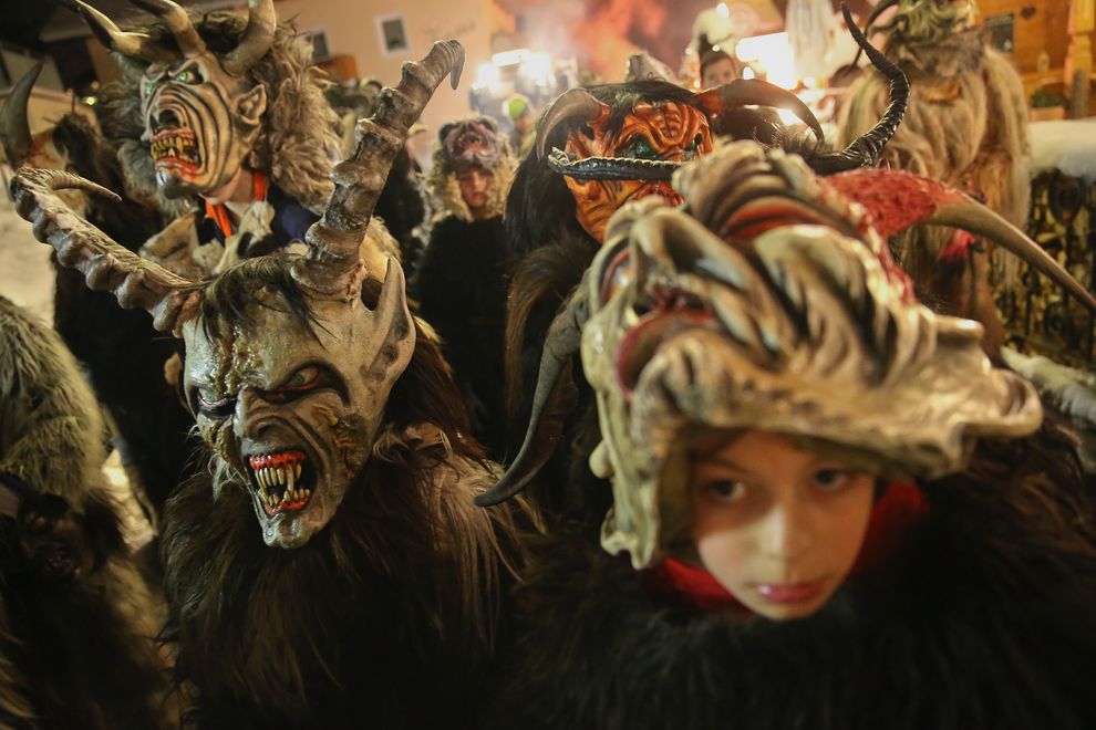 去年，装扮成坎卜斯的儿童在奥地利施图拜谷地的新施蒂夫特（Neustift im Stubaital）等待参与「坎卜斯之夜」（Krampusnacht）游行。 P