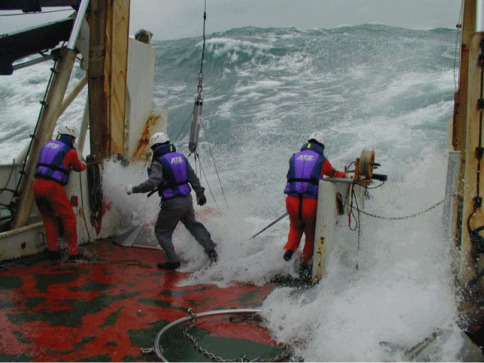海洋研究船要不畏风浪、不分昼夜的作业，研究人员24小时轮班，搜集海洋科学资料与样本。图片提供：台湾大学海洋研究所。