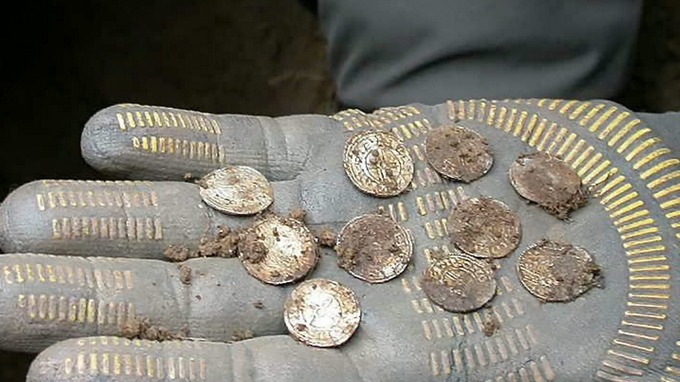 英国破产寻宝家挖出价值130万英镑的盎格鲁萨克逊古银币