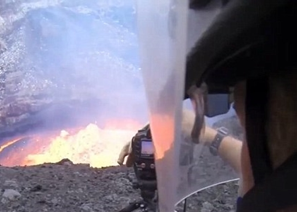 安布罗斯近距离拍摄熔岩喷发情况