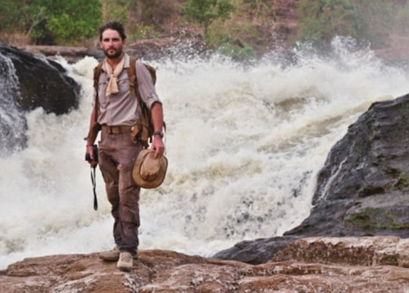 图中伍德站在乌干达的默奇森瀑布顶上。他称出发时充满希望，但途中许多事无法预测。