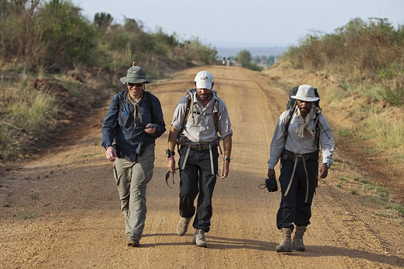 美国记者马修·鲍威尔（左）曾伴着伍德（中）旅行一周，他于3月份在乌干达因酷热而死。