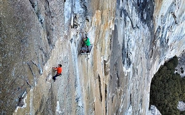 来自美国加利福尼亚州的30岁男子约根森和科罗拉多州的36岁男子卡德威仅靠双手和双脚攀登优胜美地国家公园酋长巨石(El Capitan)，两人的吃睡都在酋长巨石“
