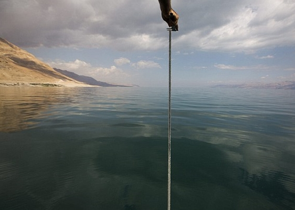 以色列湖沼地质学研究机构一直监测死海的水位