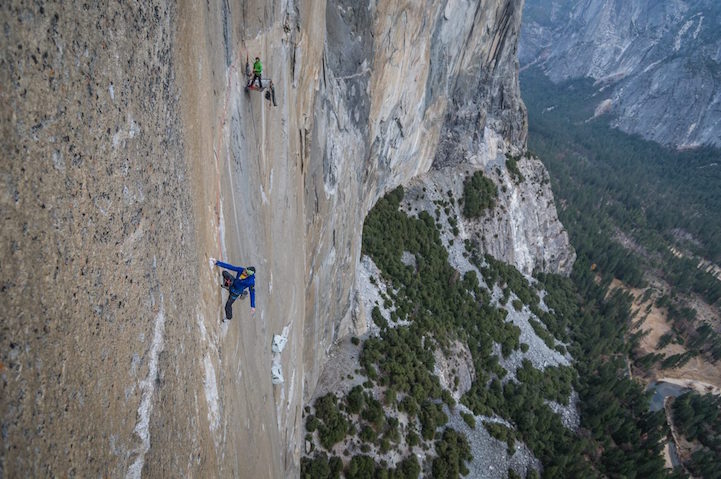 美国攀岩勇士徒手挑战约塞米蒂国家公园逾千米垂直山峰