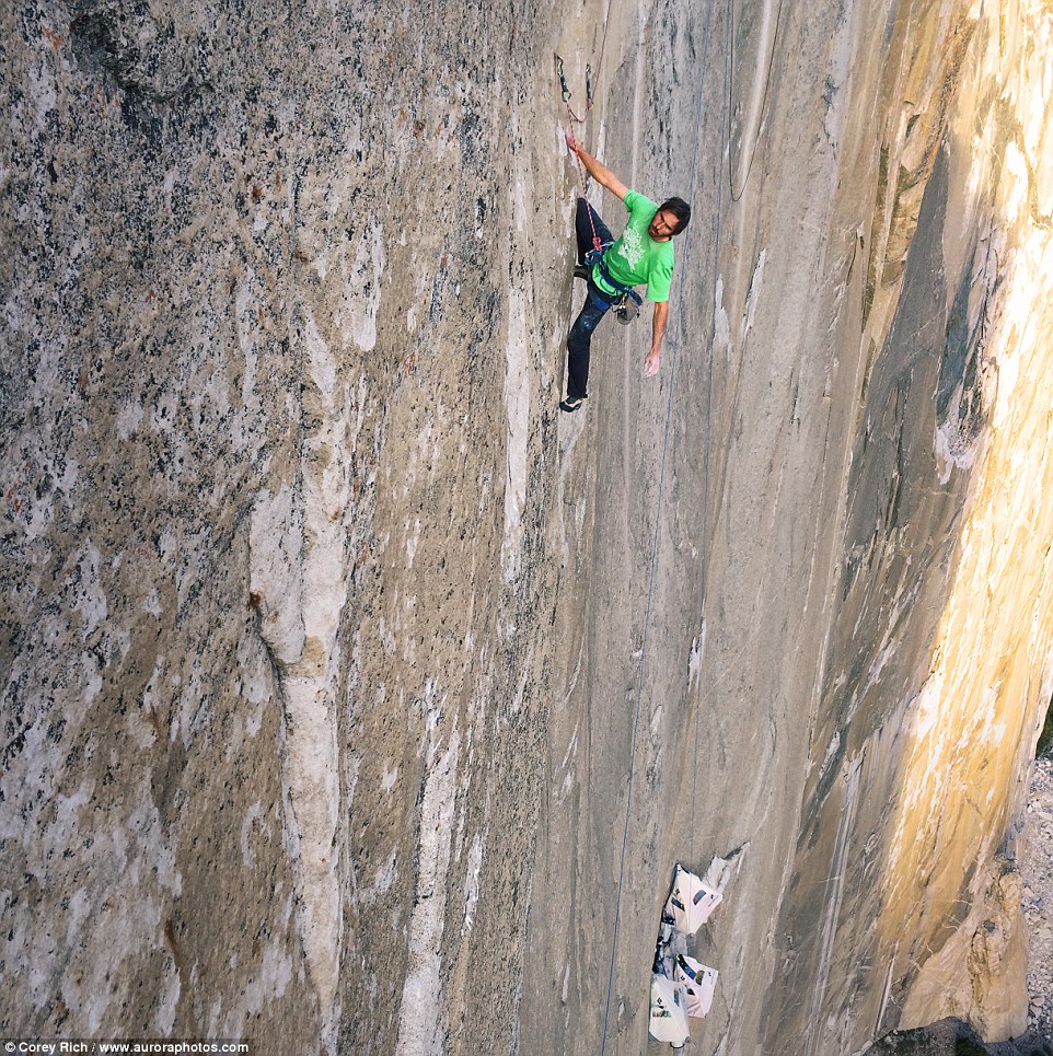 美国攀岩勇士徒手挑战约塞米蒂国家公园逾千米垂直山峰