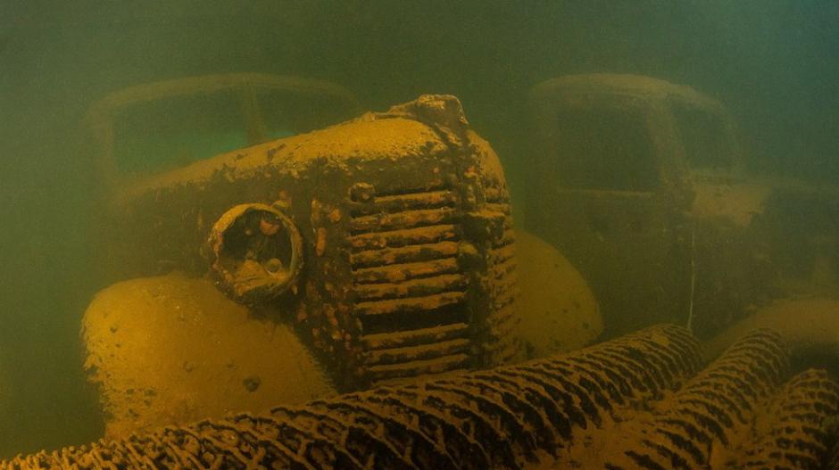 “伯耆丸”号被一枚鱼雷击沉，上面还可看到其运载的卡车。