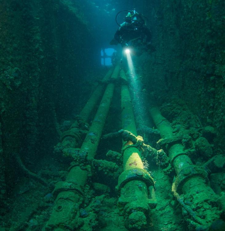 一名潜水员正探查“平安丸”号（Heian Maru）残骸上的潜望镜。