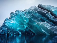 国家地理频道摄影师Alex Cornell南极海上拍到蔚蓝透亮的“颠倒”冰山