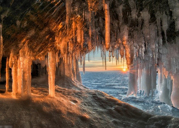 阳光照射进冰洞，份外美丽。