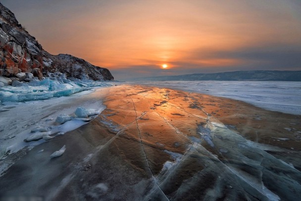 在濒临断裂的冰块上看日出，甚有诗意。